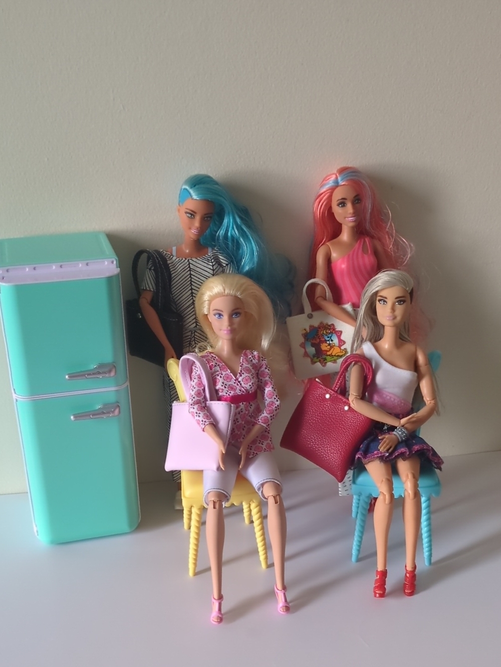 lot of 4 Articulated Barbies dolls and Mini Fridge Accessory - Picture 9 of 16